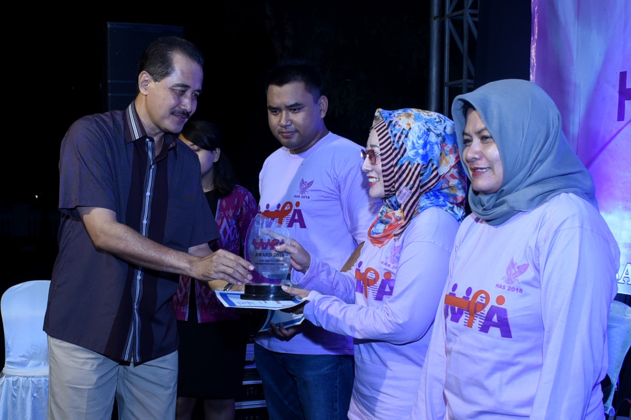 Sekretaris Daerah Kota Kediri Budwi Sunu memberikan penghargaan kepada Kader WPA. (ist)