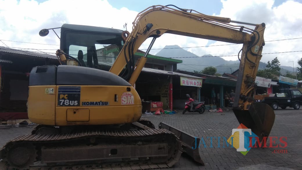 Alat-alat berat yang disiagakan untuk membongkar lapak-lapak PKL di halaman Rumah Tua, Kelurahan Sisir, Kota Batu. (Foto: Nurlayla Ratri/MalangTIMES)