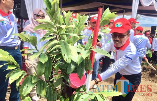 Wakil Wali Kota Batu Punjul Santoso tanam pohon di Desa Tlekung Kecamatan Junrejo, Kamis (6/12/2018). (Foto: Irsya Richa/MalangTIMES)