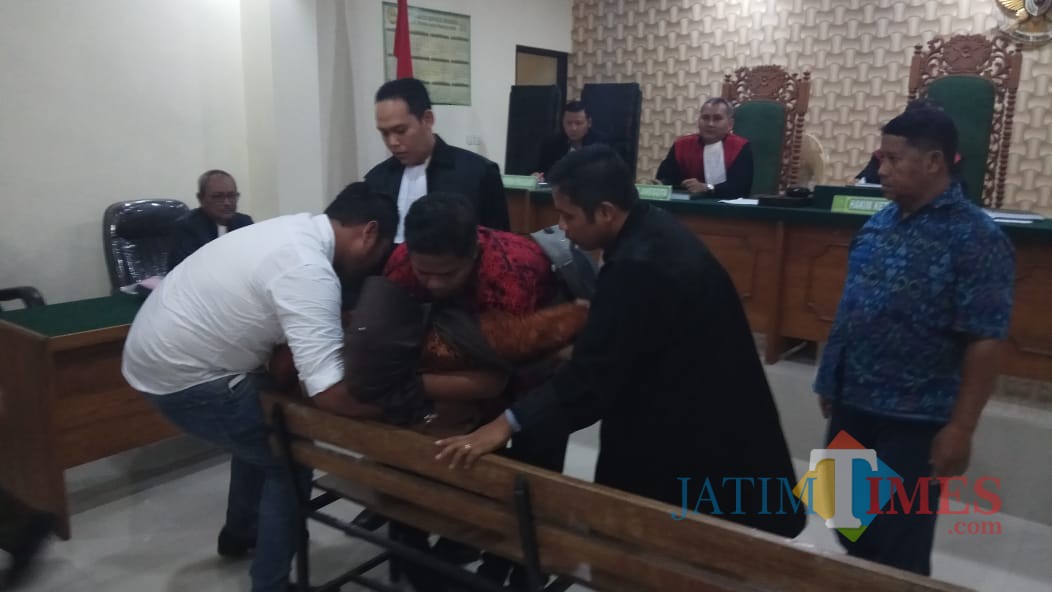 Jaksa dan pengacara berusaha menolong Wilujeng Esti Utami yang ambruk saat menjadi saksi di persidangan.