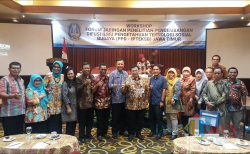 Kepala Balitbangda Kabupaten Malang Mursyidah saat mengikuti workshop yang diselenggarakan pemprov Jatim. (Balitbangda for MalangTIMES)