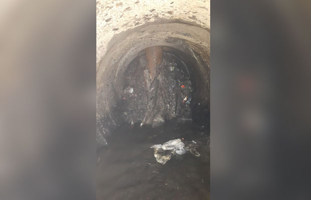 Tiang yang terlihat berada di tengah saluran sehingga membuat sampah menyangkut dan membuat buntu saluran. (DPUPR)