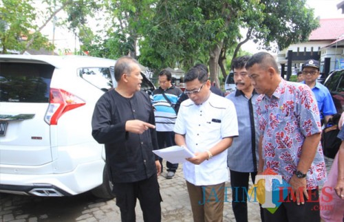Ketua Pansus Abdul Azis berama kepala Dinas PUPR (Agus Salam/Jatim TIMES)