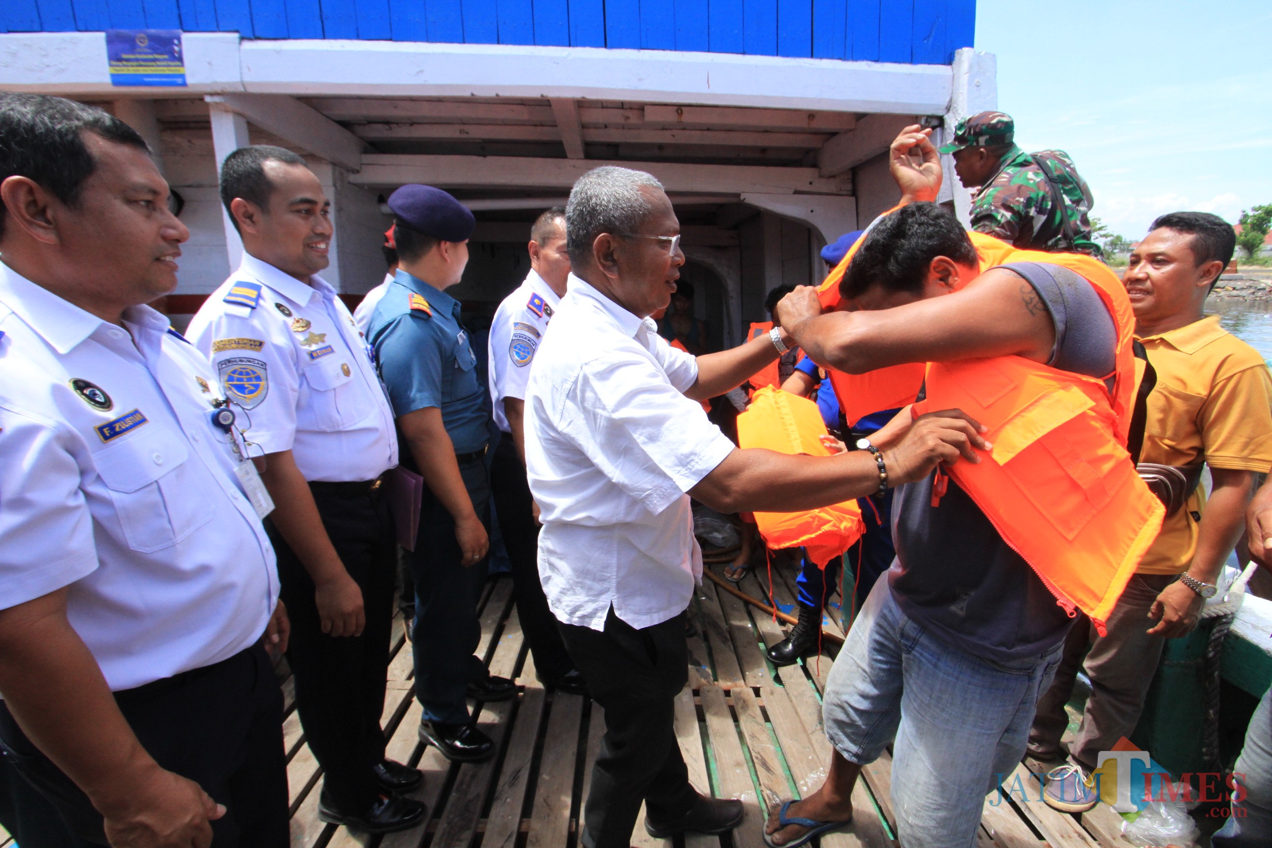 Para ABK menerima life jacket dari KPLP gratis (Agus Salam/Jatim TIMES)
