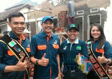 Kepala DPKPCK Kabupaten Malang Wahyu Hidayat (dua dari kiri) saat melihat proses bedah rumah. (dok MalangTIMES)