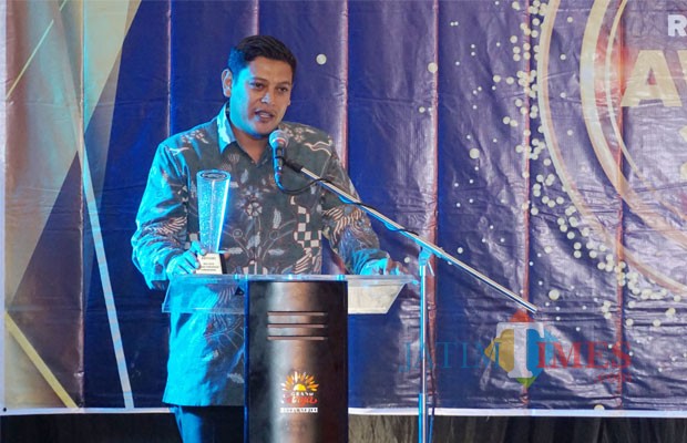 Wali Kota Kediri Abdullah Abu Bakar ketika memberikan sambutan setelah menerima penghargaan. (Foto: B. Setioko/JatimTIMES)