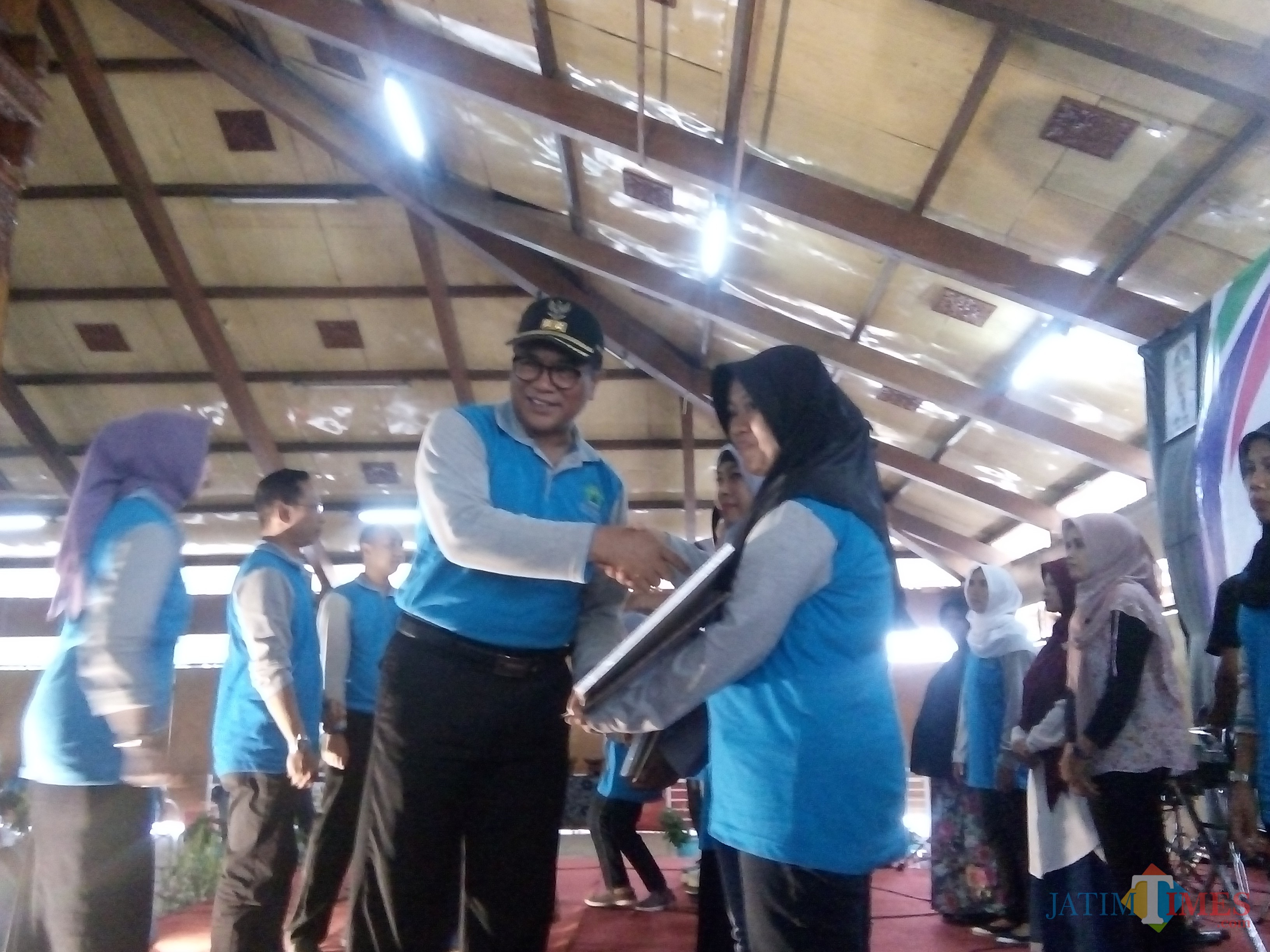 Wakil Wali Kota Malang Sofyan Edi Jarwoko saat menyerahkan penghargaan kepada petugas sosial dalam acara HKSN dan Peringatan Hari Disabilitas 2018 di Taman Krida Budaya Jawa Timur, Jumat (7/12/2018) (Pipit Anggraeni/MalangTIMES).