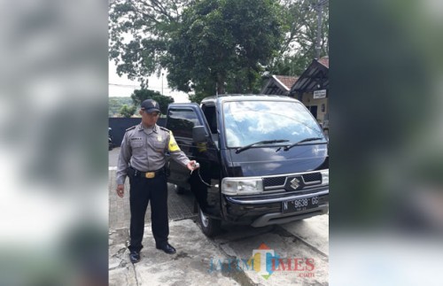 Petugas kepolisian saat menunjukkan barang bukti pencurian berupa kendaraan pick up, Kecamatan Lawang (Foto : Polsek Lawang for MalangTIMES)