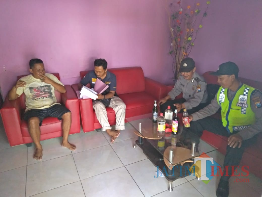 Empat botol Miras ditemukan saat razia di salah satu warung di Pinggirsari / Foto : Dokpol / Tulungagung TIMES
