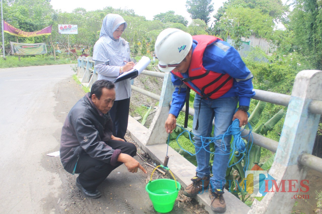 Uji air yang dilakukan oleh DLH Kab Blitar.(Foto : Aunur Rofiq/BlitarTIMES)