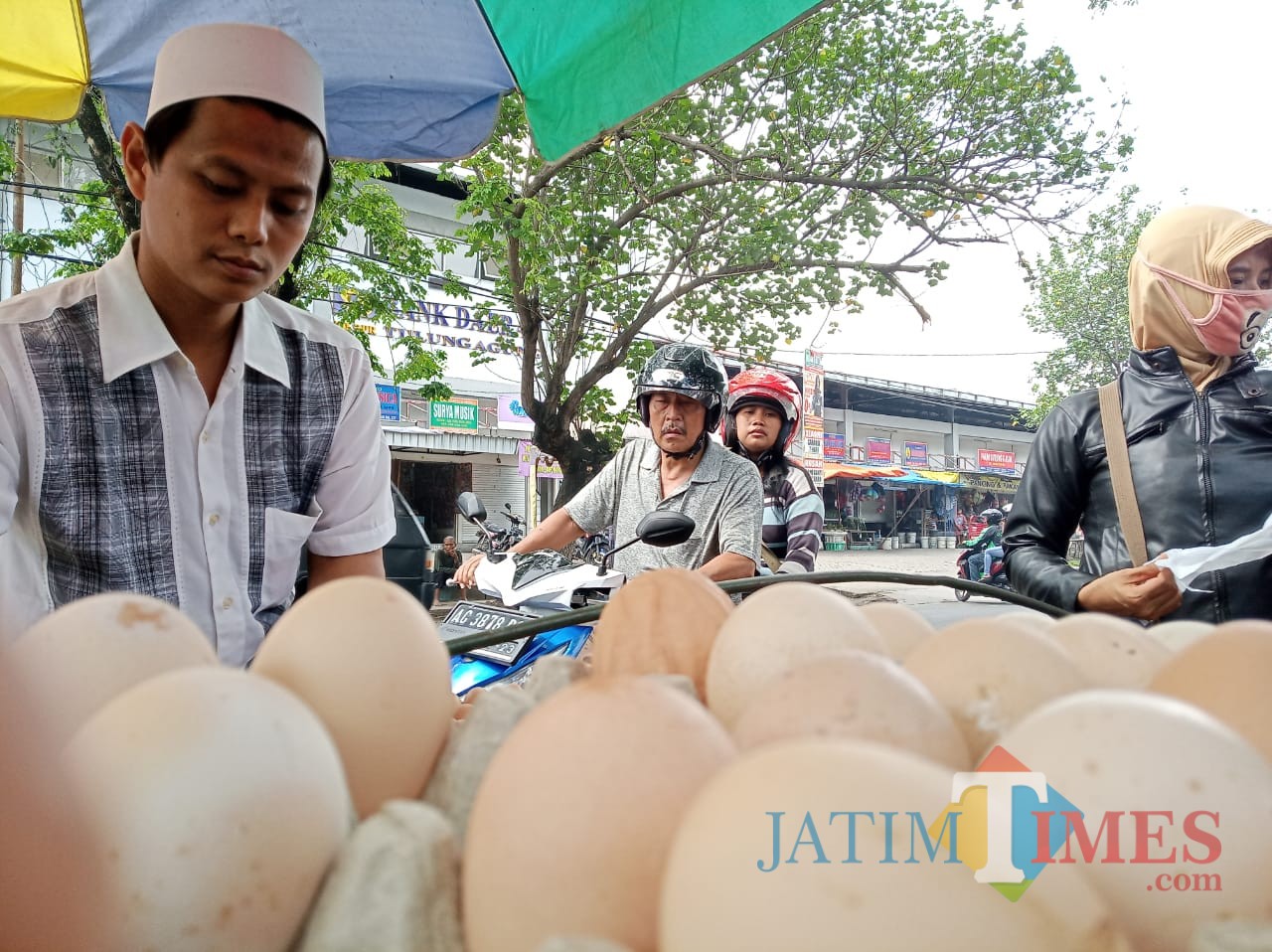 Harga telur di Tulungagung kian melambung. (foto: Joko Pramono/Jatimtimesnews)