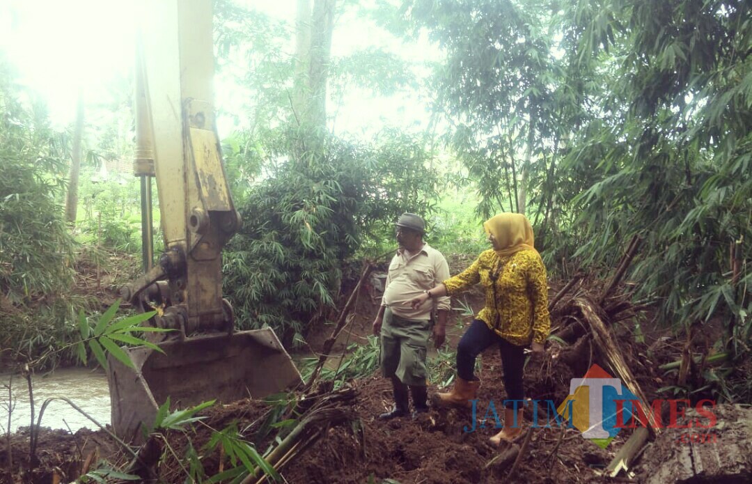 Kades Sumberagung Vivin Agustin memantau langsung proses normalisasi Sungai Gonggo akibat dipenuhi sampah.