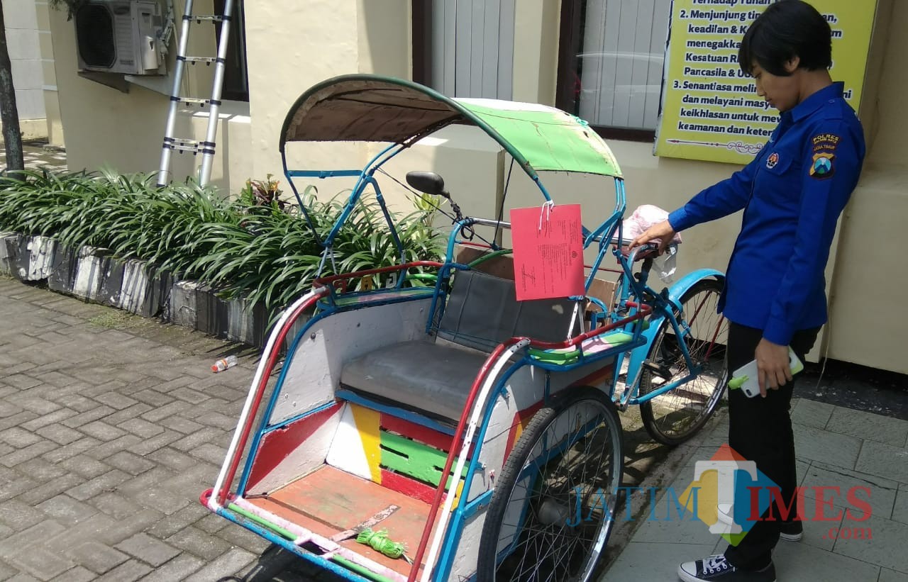 Becak yang dibeli TEP, DPO kasus pencurian keramik yanng dikejar oleh jajaran Polsek Blimbing, Kota Malang. (Foto: Nurlayla Ratri/MalangTIMES)