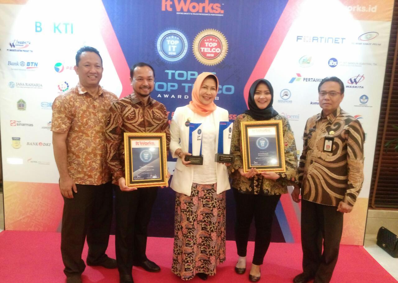 Wali Kota Batu Dewanti Rumpoko saat menerima penghargaan di Golden Ballroom - The Sultan Hotel Jakarta, Kamis (6/12/2018) malam. (Foto: Istimewa)