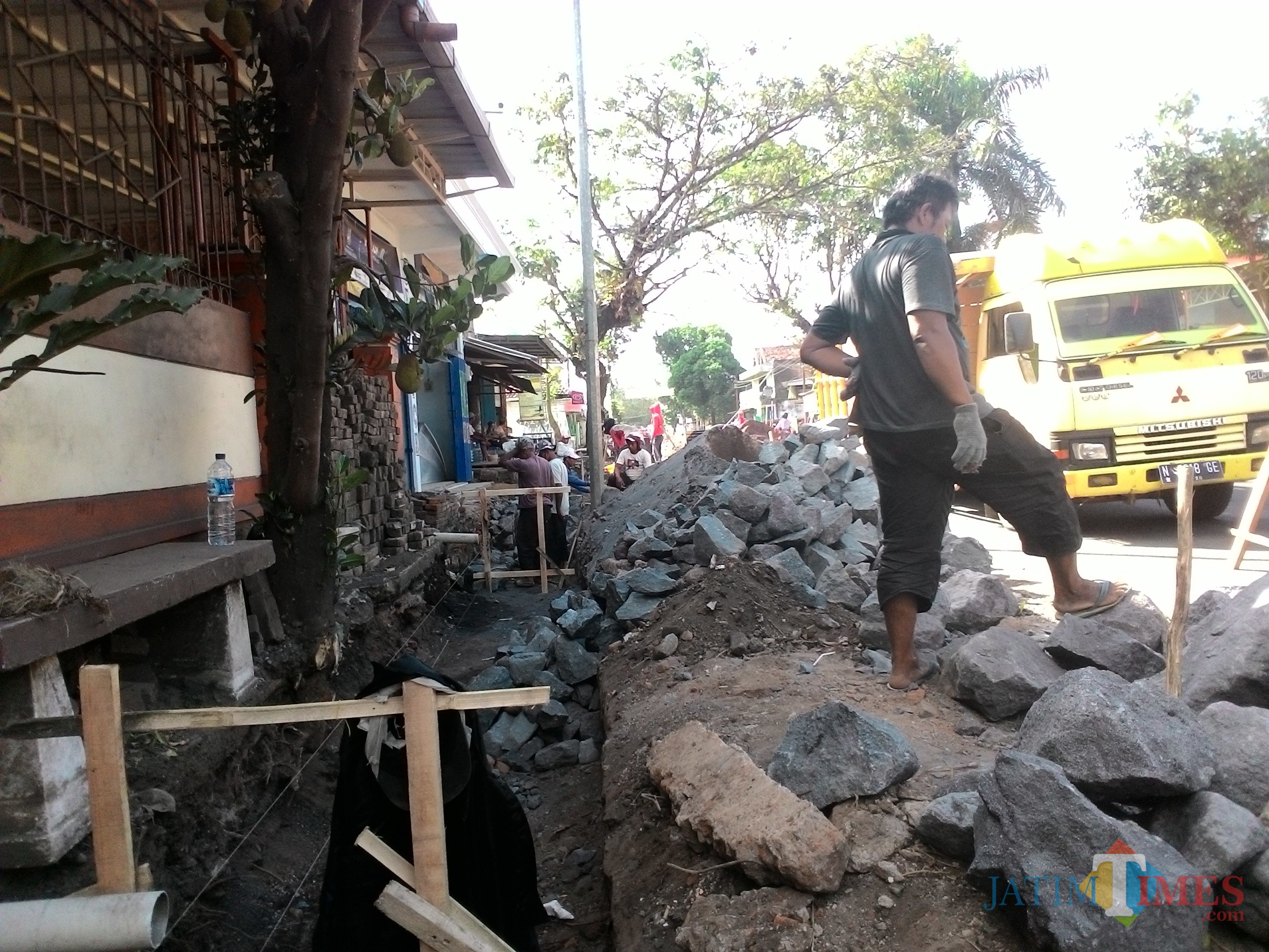 Persoalan jalan rusak di wilayah Kabupaten Malang dikarenakan gorong-gorong yang buntu, seperti yang terjadi di Jalan Talangagung. (Nana)