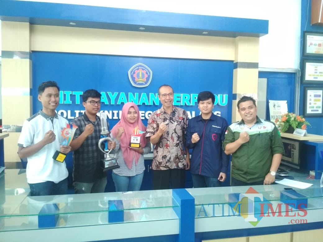 Foto bersama tim Polinema dan kajur teknik sipil. (foto: Imarotul Izzah/Malang Times)