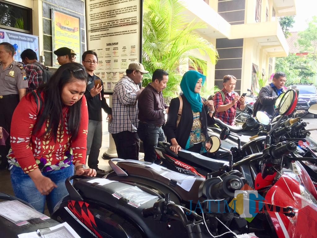 Salah satu korban mengecek kondisi sepeda motor di halaman Polres Batu, Jumat (7/12/2018). (Foto: Irsya Richa/MalangTIMES)