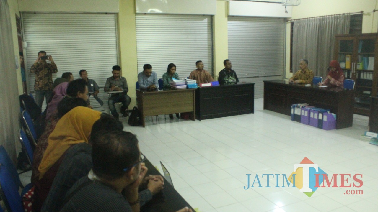 Tim Asesor BAN PT mewawancarai Alumni Unisba Blitar.(Foto : Aunur Rofiq/BlitarTIMES)
