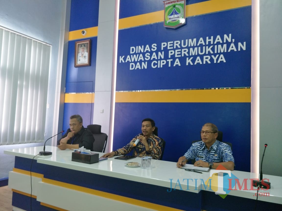 Tengah : Kepala DPKPCK Kabupaten Malang Wahyu Hidayat bersama Sekretaris Wahyudi (kanan) di ruang rapat kantor DPKPCK Kabupaten Malang (Nana)