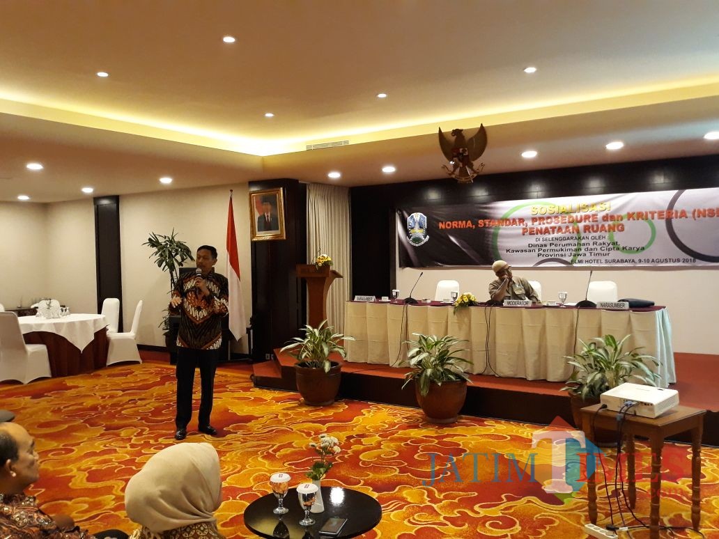 Wahyu Hidayat Kepala DPKPCK Kabupaten Malang saat menyampaikan materi tata ruang (Nana)