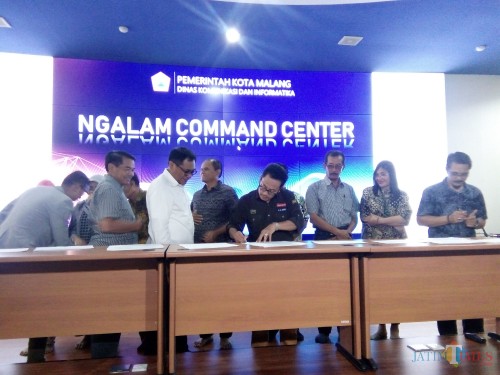 Wali Kota Malang (kenakan kacamata), Sutiaji saat menandatangani kontrak Lelang Kinerja bersama dengan sembilan OPD yang rampung menyelesaikan proses lelang di Ngalam Command Center, Sabtu (8/12/2018) (Pipit Anggraeni/MalangTIMES)