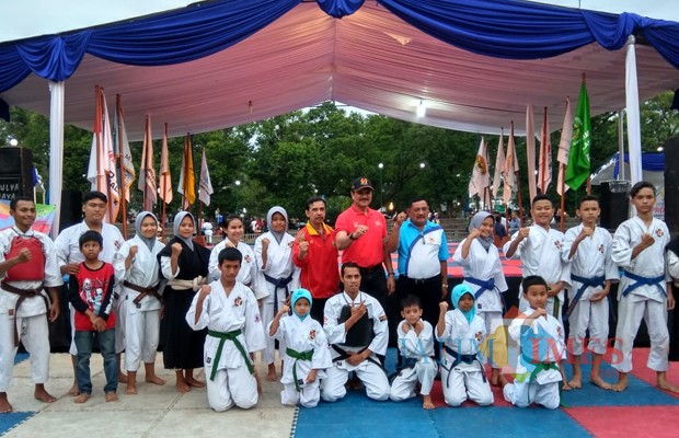 Ketua Umum KONI Kota Malang, Ir. Eddy Wahyono saat berfoto bersama atlet Kempo (Hendra Saputra)