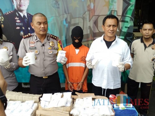 Kapolres Malang Kota AKBP Asfuri SIK, SH, MH dan Kasat Reskoba Polres Malang Kota, AKP Syamsul Hidayat saat rilis kasus (8/12/2018) (Anggara Sudiongko/MalangTIMES)