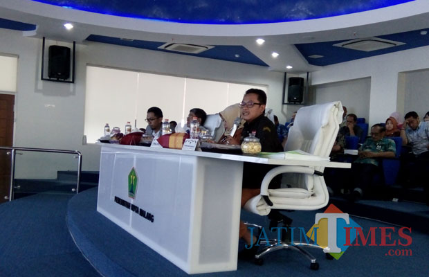 Wali Kota Malang Sutiaji (kenakan kacamata) saat menyampaikan masukan kepada OPD dalam Lelang Kinerja yang berlangsung di Ngalam Command Center (NCC), Sabtu (8/12/2018) (Pipit Anggraeni/MalangTIMES).