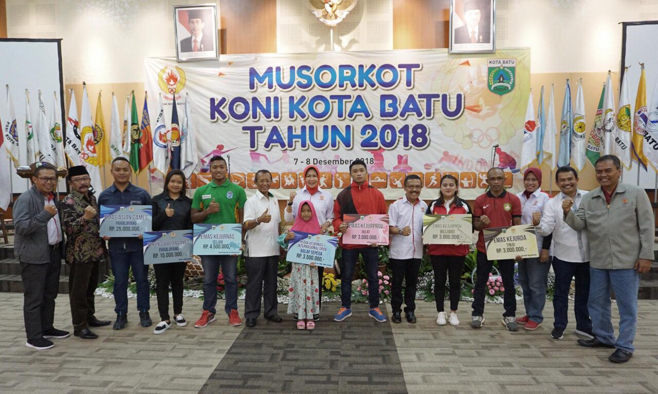 Wali Kota Batu Dewanti Rumpoko usai memberikan bonus kepada atlet Kota Batu di di Hall Arjuna Taman Rekreasi Selecta, Jumat (7/12/2018) malam. (Foto: istimewa)