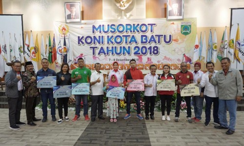 Wali Kota Batu Dewanti Rumpoko usai memberikan bonus kepada atlet Kota Batu di di Hall Arjuna Taman Rekreasi Selecta, Jumat (7/12/2018) malam. (Foto: istimewa)