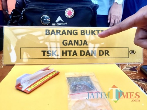 Barang bukti ganja dan kertas ambri di Halaman Polres Batu. (Foto: Irsya Richa/MalangTIMES)