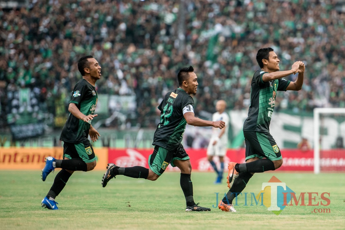 Fandi Eko ketika usai mencetak gol ke gawang PSIS Semarang.