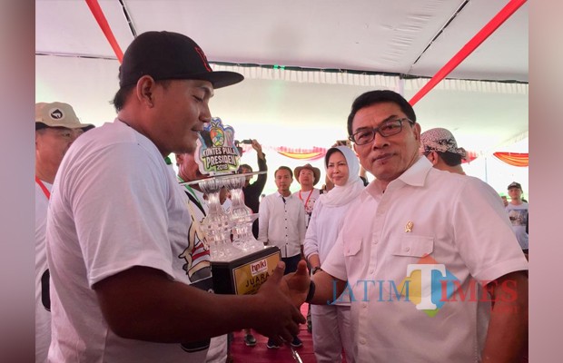 Kepala Staf Kepresidenan Moeldoko saat memberikan piala kepada salah satu pemenang Silatnas ke & Piala Presiden 2018 Domba dan Kambing di Jatim Park 2, Minggu (9/12/2018). (Foto: Irsya Richa/MalangTIMES)