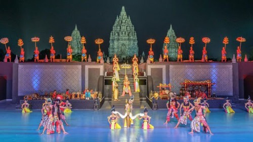 Pertunjukan sendra tari dengan memanfaatkan latar candi Prambanan, Jateng, sebagai upaya lain memperkenalkan situs sejarah lebih massif (Ist)
