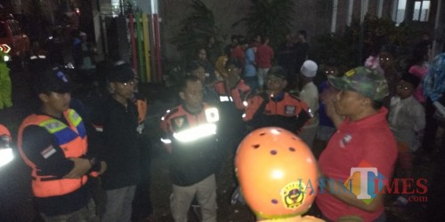 Para relawan dan personel BPBD Kota Malang tengah fokus mencari korban hanyut akibat banjir yang melanda wilayah itu. (Foto: Humas Pemkot Malang for MalangTIMES)