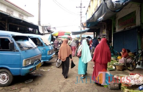 Jalan Sidomulyo yang semestinya sebagai pintu masuk ke Terminal Pasar Singosari itu saat ini ramai digunakan PKL berdagang sehingga angkutan umum memilih menunggu penumpang di pinggir jalan dan menyebabkan kemacetan. (Pipit Anggraeni/MalangTIMES).