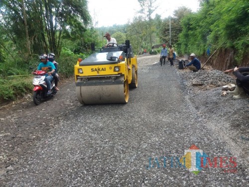 Pemeliharaan jalan di wilayah Kabupaten Malang. (Nana)