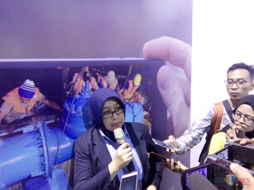 Plt. Direktur PDAM Kota Malang, Anita Sari saat melakukan wawancara dengan awak media (Pipit Anggraeni/MalangTIMES).