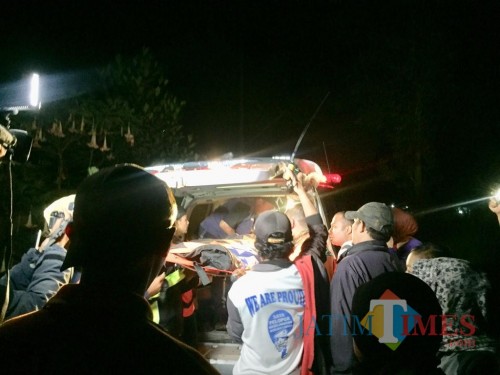 1 korban saat dimasukkan ke dalam mobil jenazah di Coban Talun. (Foto: Irsya Richa/MaLangTIME)