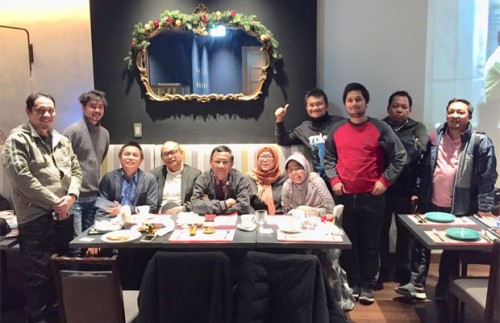 Mahfud MD (empat dari kiri dan pakai kacamata) dalam foto yang ia unggah di twitter bersama kader KAHMI yang ada di Tokyo. (@mohmahfudmd)