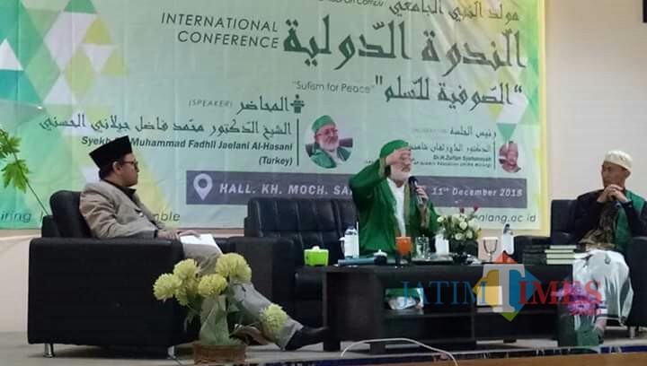 Cicit Syekh Abdul Qodir Al Jailani (tengah) memberikan tausiyah International Conference Maulid on Campus dengan tema Sufism for Peace. (Nana)