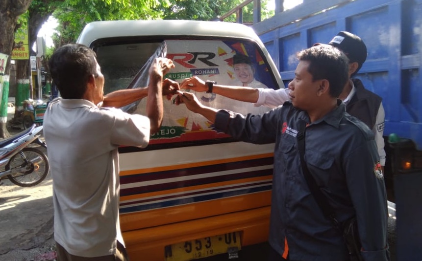 Petugas mencopot banner caleg di MPU