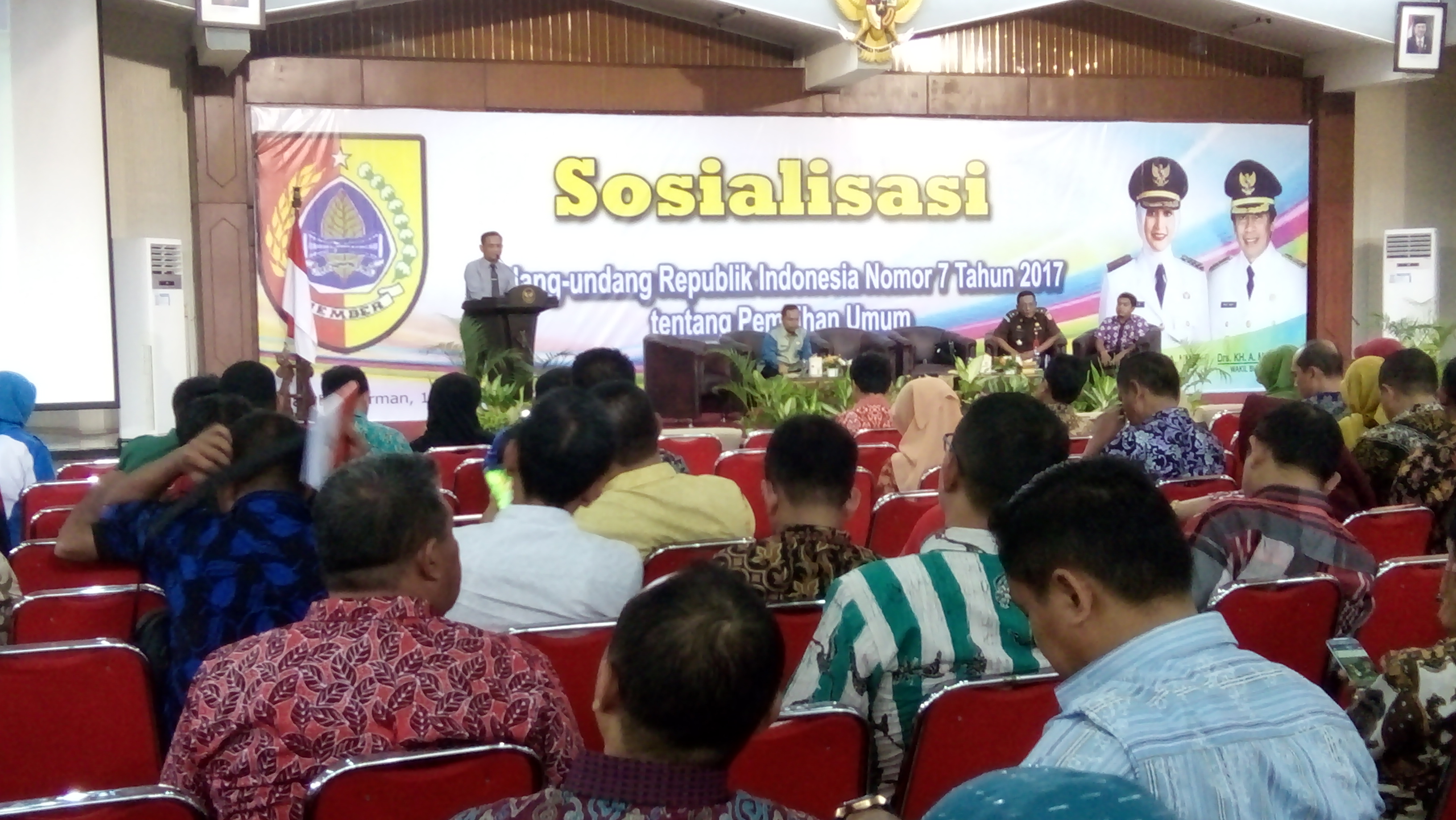 Acara Sosialisasi UU no. 7 2017 tentang pemilu di aula Pemkab Jember