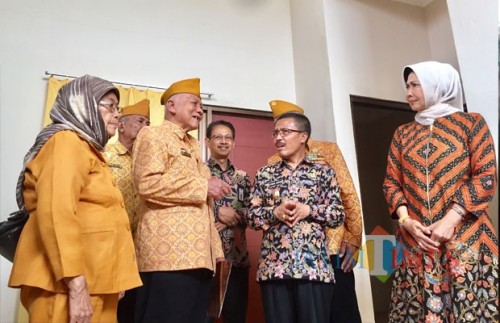 Wali Kota Batu Dewanti Rumpoko, Wakil Wali Kota Batu bersama para veteran saat meninjau di dalam rumah veteran di Jl Sultan Hasan Halim, Kelurahan Sisir, Kecamatan Batu, Kamis (13/12/2018). (Foto; Irsya Richa/MalangTIMES)