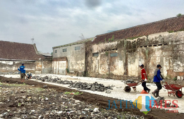 Para pekerja memasang paving di area Selatan GOR Ganesha Alun-Alun Kota Batu. (Foto: Irsya Richa/MalangTIMES)