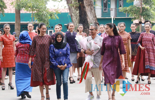 Ketua Dekranasda Kota Kediri Ferry Silviana Abu Bakar, ketika berfoto bersama designer nasional Didiet Maulana dan para model. (Foto: B. Setioko/JatimTIMES)