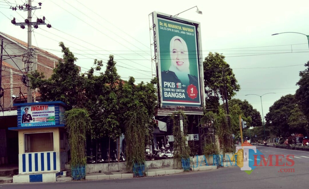 Salah satu APK bergambar Caleg DPR RI dari PKB yang masih terpampang kokoh di perempatan Cungking Kecamatan Giri