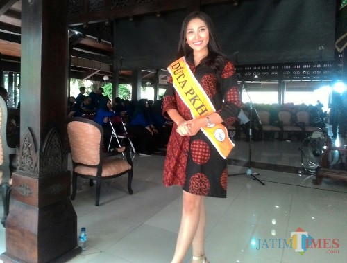 Si Cantik Rizky saat dalam acara sosialisasi PKH di Kabupaten Malang. (Nana)