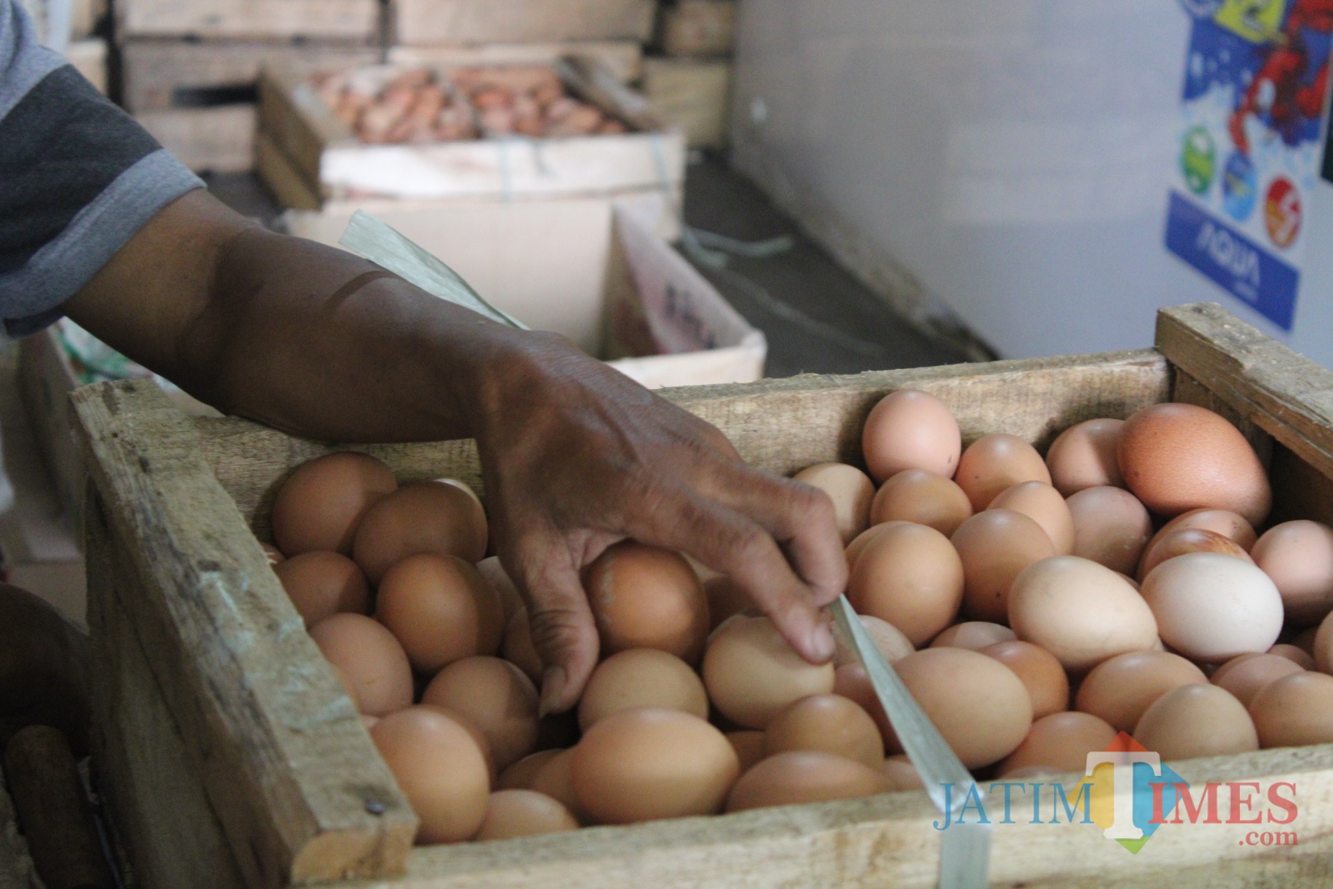 Kondisi telur di agen milik Ridwan di Pasar Pon, Kelurahan Kaliwungu, Kecamatan/Kabupaten Jombang. (Foto : Adi Rosul / JombangTIMES)