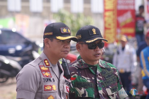 Kapolres Tulungagung, AKBP Tofik Sukendar bersama Dandim 0807/Tulungagung, Letkol Wildan Bahtiar(foto : joko pramono/jatimtimes)